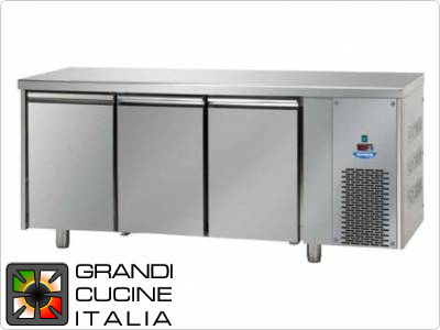  Refrigerated counters - GN 1/1 - Temperature -18°C / -22°C - Three doors - Engine compartment on the right - Smooth worktop