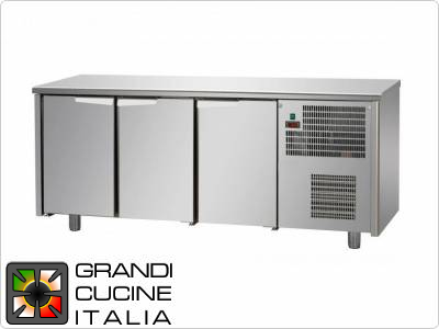  Refrigerated counter - Depth 60 Cm - Temperature 0°C / +10°C - Three Doors - Engine compartment on the right - Smooth worktop - Ventilated Refrigeration