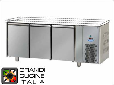  Refrigerated counters - GN 1/1 - Temperature -18°C / -22°C - Three doors - Engine compartment on the right - Without worktop