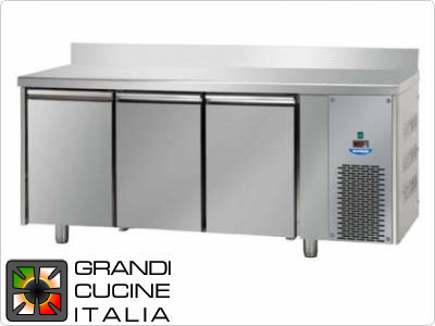  Tavolo frigorifero - GN 1/1 - Temperatura -18°C / -22°C - Tre sportelli - Vano motore destro - Piano di lavoro con alzatina