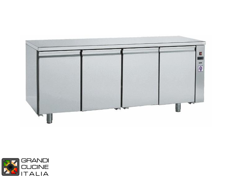  Tavolo frigorifero - GN 1/1 - Temperatura -2°C / +8°C - Quattro sportelli - Vano motore Destro - Piano di lavoro Liscio - Refrigerazione Ventilata