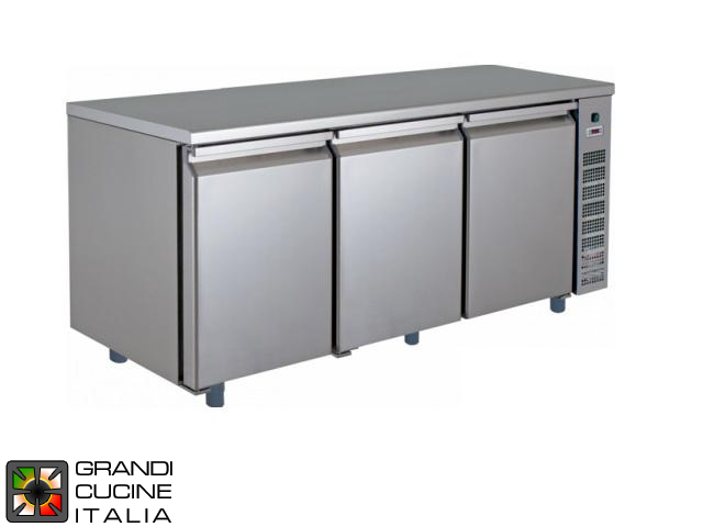  Tavolo frigorifero - GN 1/1 - Temperatura -2°C / +8°C - Tre sportelli - Vano motore Destro - Piano di lavoro Liscio - Refrigerazione Ventilata