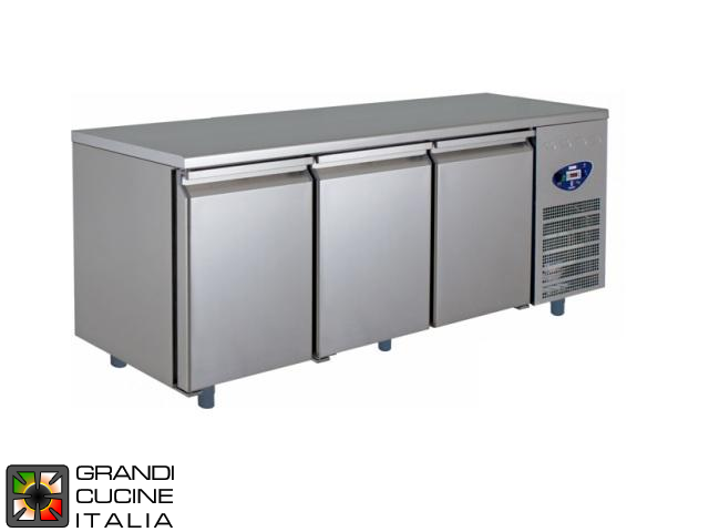  Tavolo frigorifero - Profondità 60 Cm - Temperatura -2°C / +8°C - Tre sportelli - Vano motore Destro - Piano di lavoro Liscio - Refrigerazione Ventilata